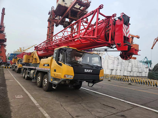 Two SANY 50-ton truck cranes were successfully delivered to Kuwaiti customers